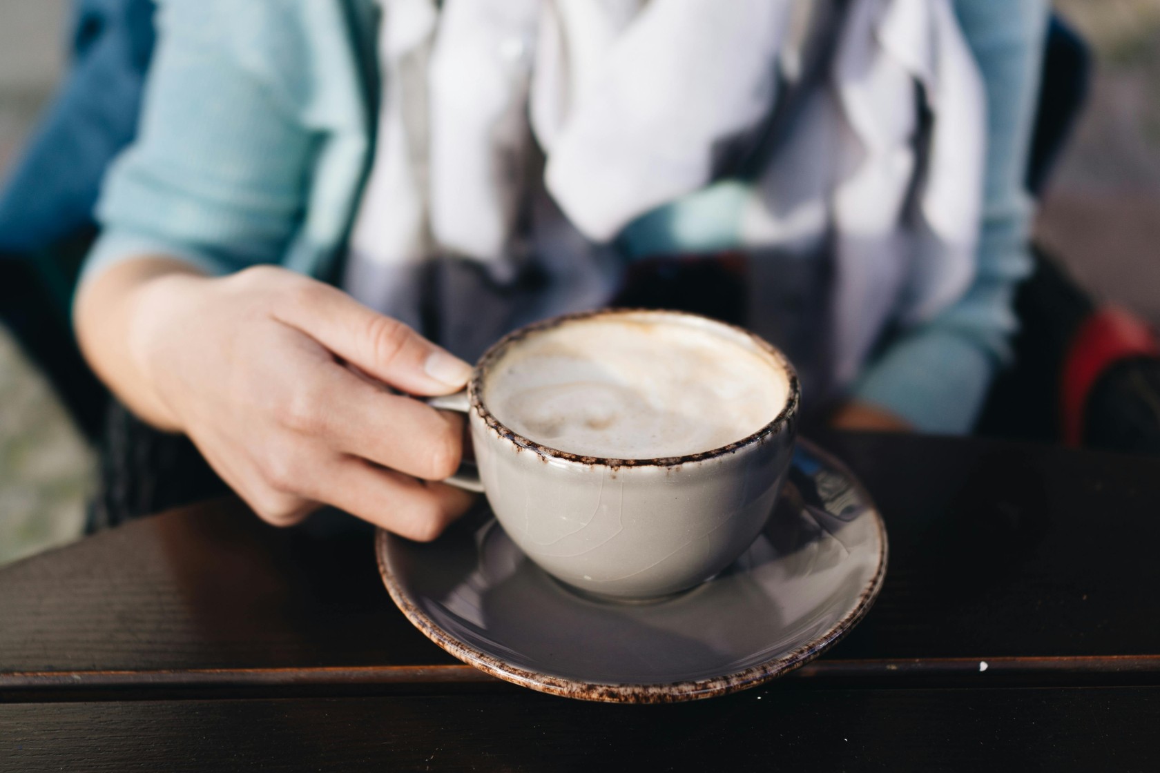 Vrouw in stoel met kop koffie.jpg