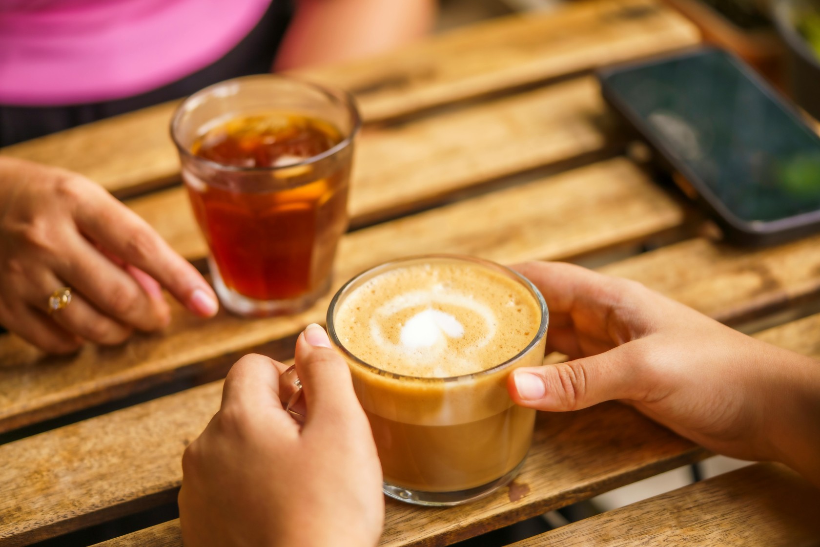 2 paar vrouwenhanden met koffie en thee.jpg