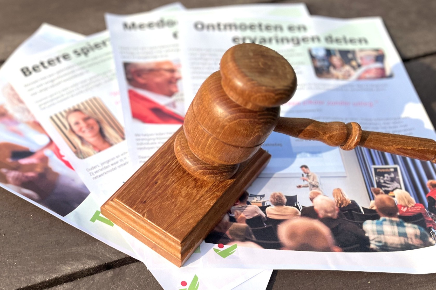 hamer op tafel bijgesneden.jpeg