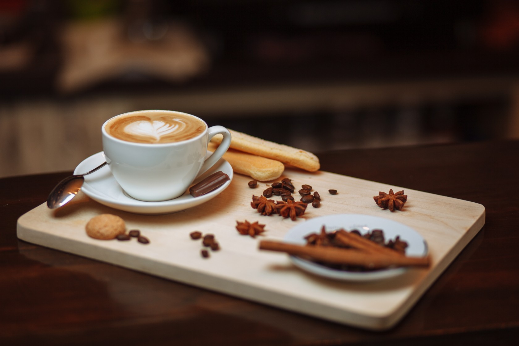 Koffiekopje op plankje met steranijs, kaneel.jpg
